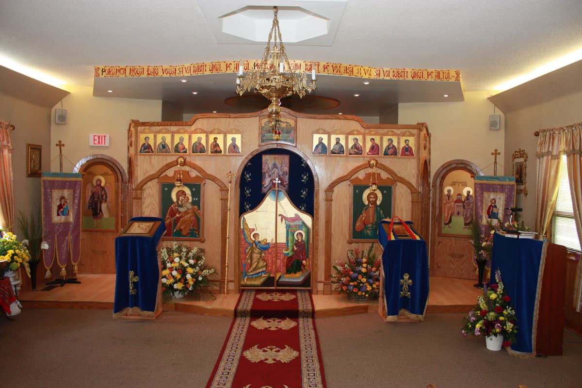 Iconostasul bisericii